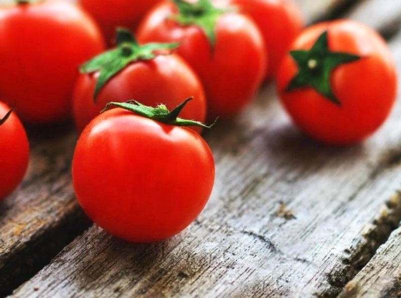 Une fillette de trois ans est entre la vie et la mort après avoir avalé une tomate-cerise....