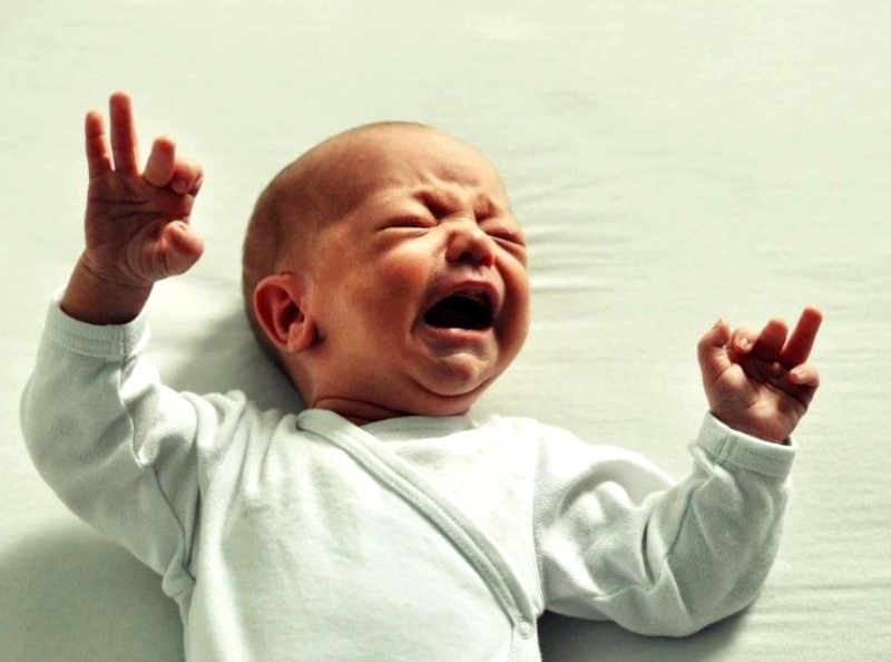 Il tente de frapper sa compagne et blesse gravement son bébé de trois mois.
