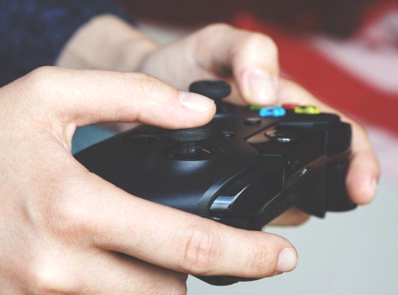 Un couple laisse son bébé de 19 mois mourir dans son berceau parce qu'il est obnubilé par les jeux vidéo