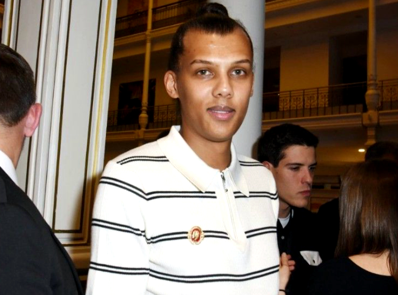 Stromae organise les funérailles d'une travailleuse du sexe dans sa nouvelle vidéo