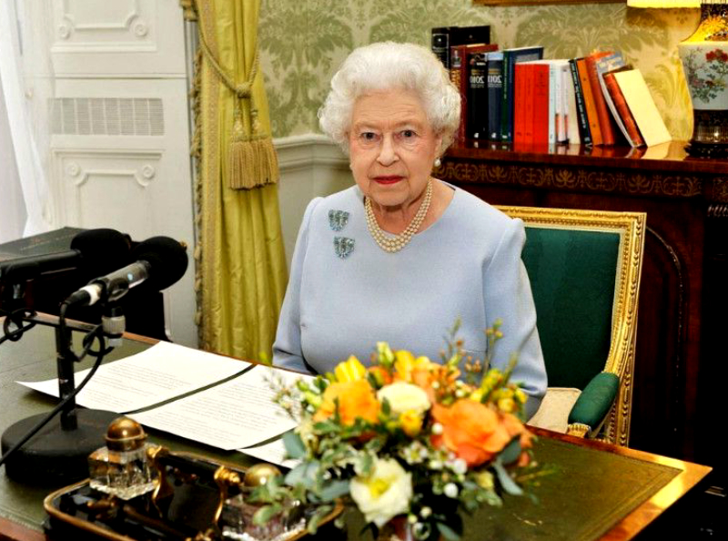 Elizabeth II a un smartphone personnel : et elle ne décroche que pour ces 2 personnes !