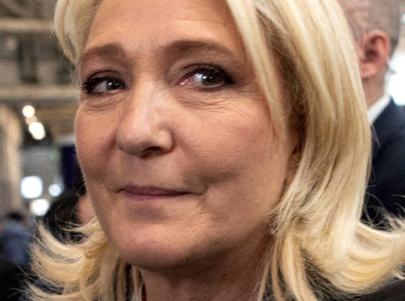 "La France avant la guerre" : Marine Le Pen ose un délire vestimentaire sur TF1 !