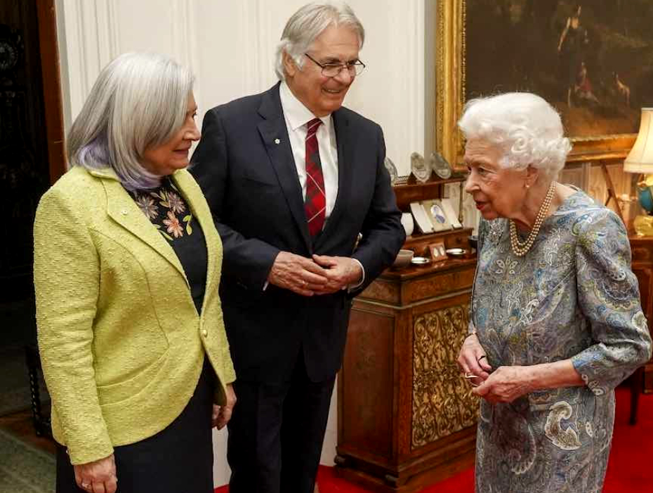 Elizabeth II : ces photos de la reine en bonne compagnie apaisent enfin son état de santé fragile !