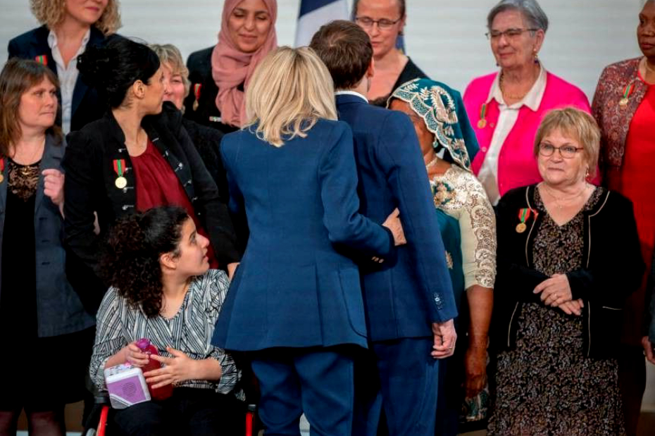 Emmanuel et Brigitte Macron : des gestes tendres à l'Élysée, ils montrent leur complicité sans précédent