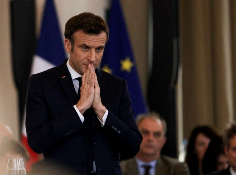 "On va les avoir, ces..." Ce SMS d'insultes d'Emmanuel Macron refait surface à quelques semaines des élections.