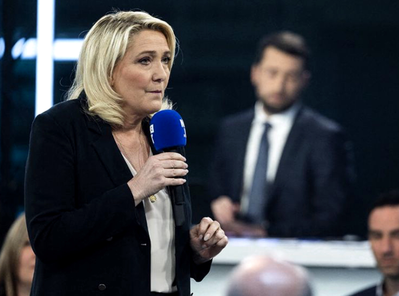 La France dans les yeux" : Marine Le Pen et un médecin indélicat - une séquence qui fait réagir sur Twitter