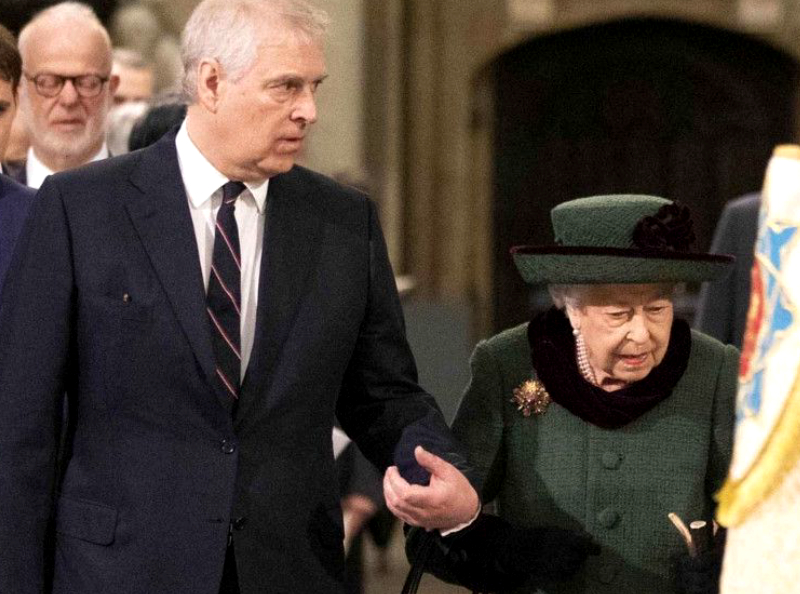Coup dur pour la famille royale : le prince Andrew a osé prendre la reine Elizabeth II en otage !