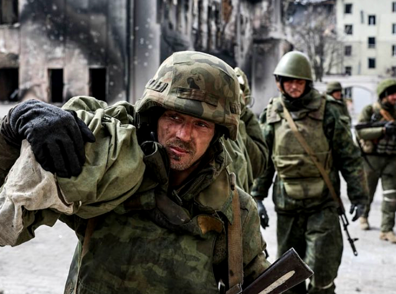 Guerre en Ukraine : un reporter de France 2 partage la photo d'une jeune femme tuée par un obus, la toile est bouleversée