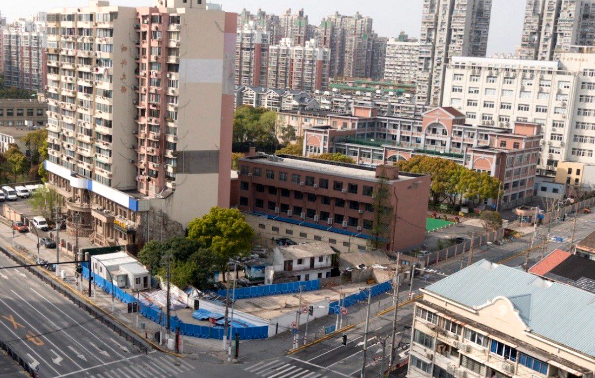 A Shanghai, une femme sans domicile fixe s'est enfermée avec son chien pendant un mois ... dans une cabine téléphonique !