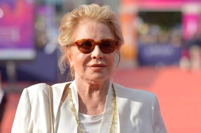 Sylvie Vartan la plus mal en point ? La chanteuse se dit "chavirée, dégoûtée, bouleversée". !