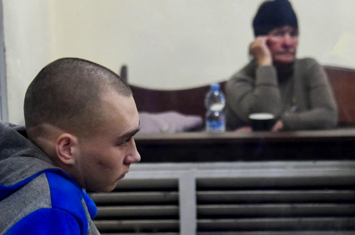 Guerre en Ukraine : un jeune homme de 21 ans, jugé pour le meurtre d'un sexagénaire, se retrouve face à une épouse éplorée... "Laissez-le pourrir en prison"