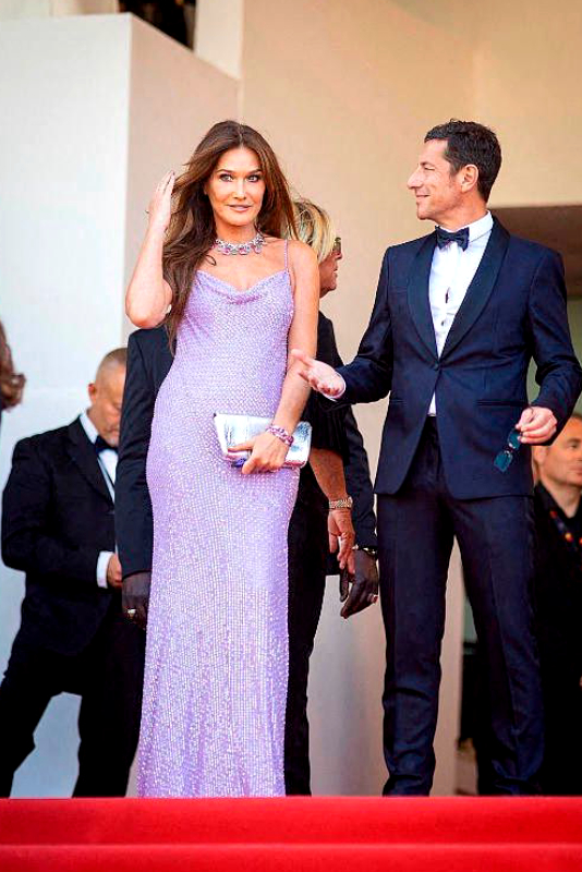 Festival de Cannes : Carla Bruni vole la vedette aux influenceuses sur le tapis rouge - dans une robe lilas époustouflante !