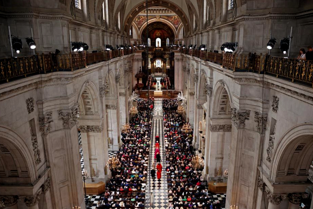 Grand évanouissement pendant le jubilé de la reine Elizabeth II. Vous n'avez certainement pas encore vu ces images impressionnantes !